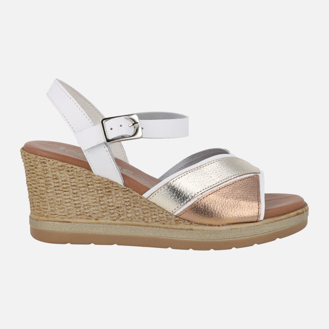 Sandalias de piel en combinado de metales con cuña efecto rafia