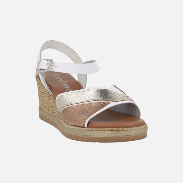 Sandalias de piel en combinado de metales con cuña efecto rafia