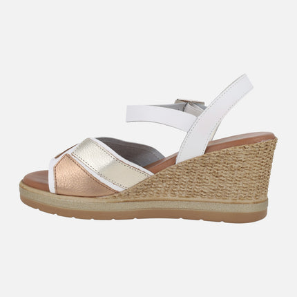 Sandalias de piel en combinado de metales con cuña efecto rafia