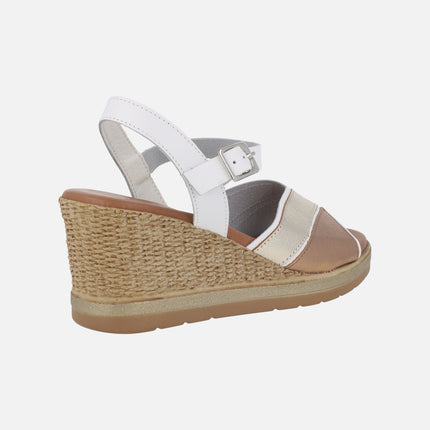 Sandalias de piel en combinado de metales con cuña efecto rafia