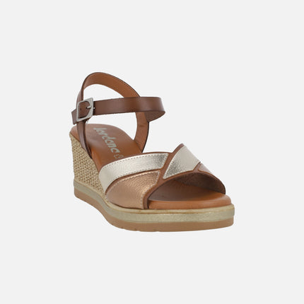 Sandalias de piel en combinado de metales con cuña efecto rafia