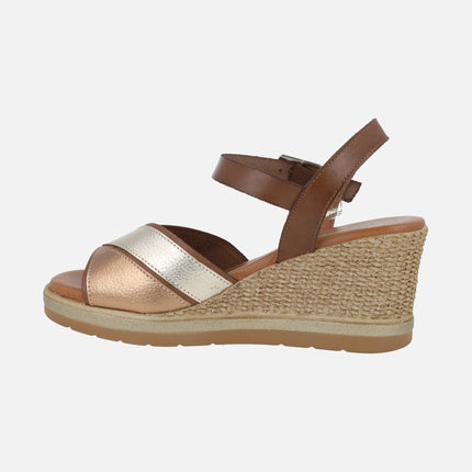 Sandalias de piel en combinado de metales con cuña efecto rafia