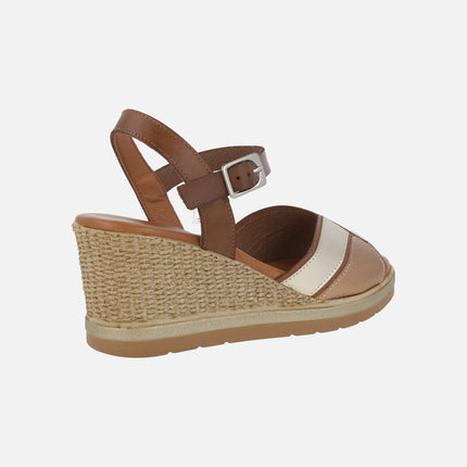 Sandalias de piel en combinado de metales con cuña efecto rafia