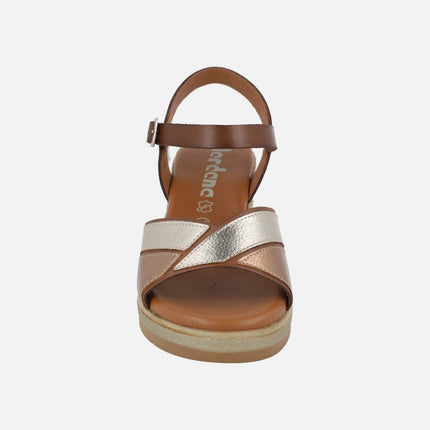 Sandalias de piel en combinado de metales con cuña efecto rafia
