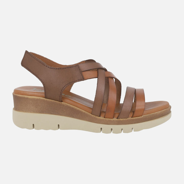 Sandalias de piel con tiras entrelazadas en tonos marrones y cierre de velcro