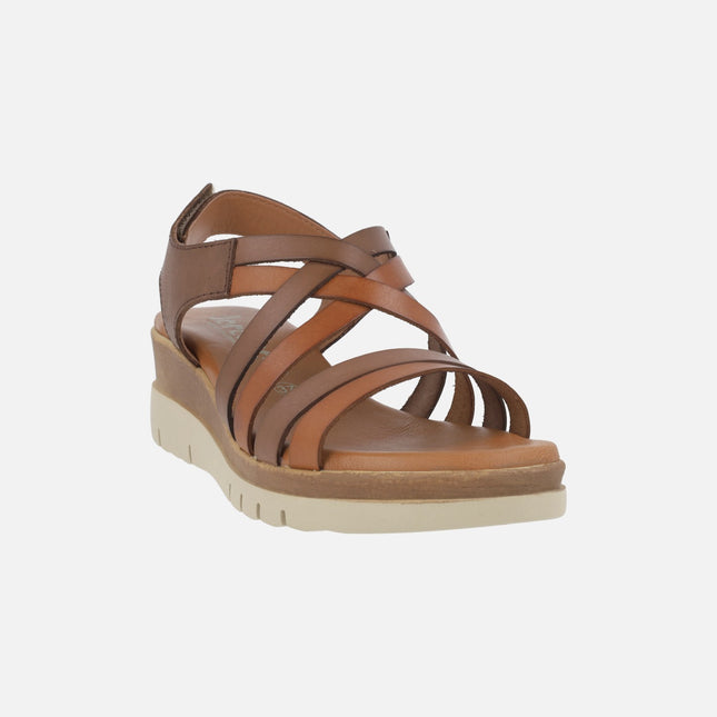 Sandalias de piel con tiras entrelazadas en tonos marrones y cierre de velcro