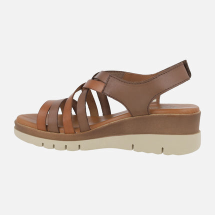 Sandalias de piel con tiras entrelazadas en tonos marrones y cierre de velcro