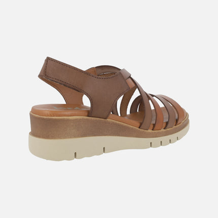Sandalias de piel con tiras entrelazadas en tonos marrones y cierre de velcro