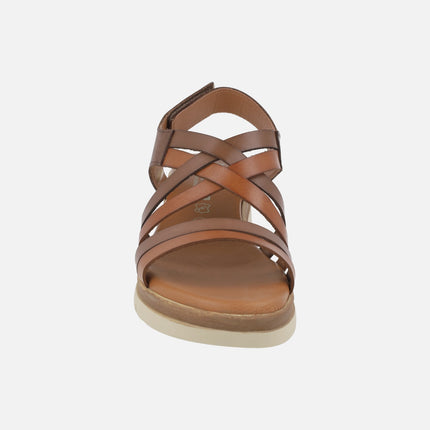 Sandalias de piel con tiras entrelazadas en tonos marrones y cierre de velcro