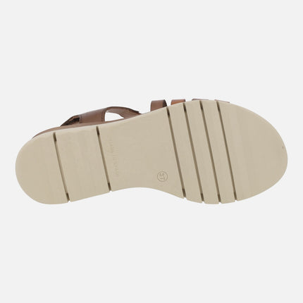 Sandalias de piel con tiras entrelazadas en tonos marrones y cierre de velcro