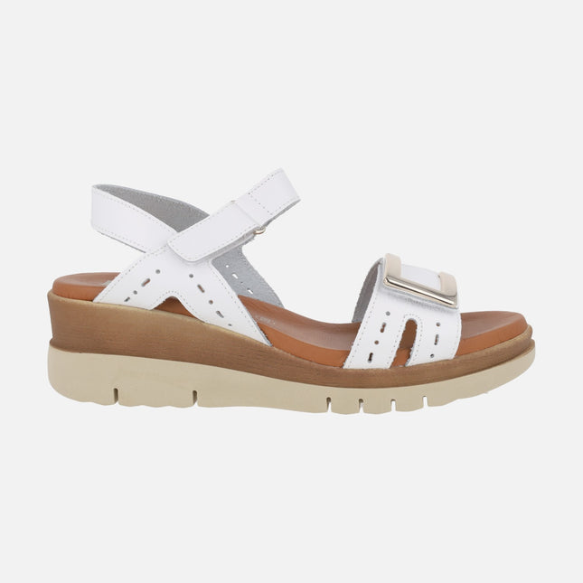 Sandalias de piel con cierre de velcro y adorno metálico