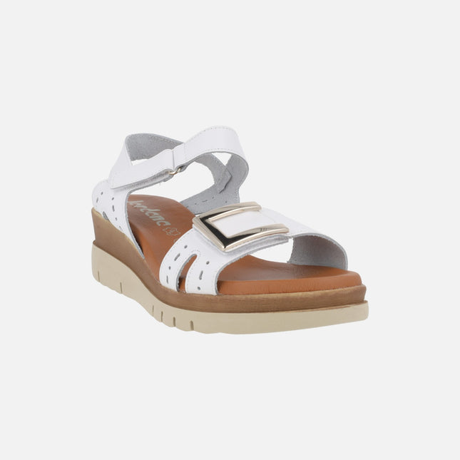Sandalias de piel con cierre de velcro y adorno metálico