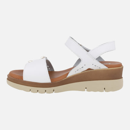Sandalias de piel con cierre de velcro y adorno metálico