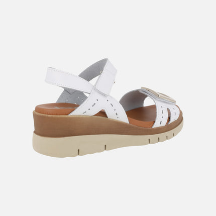 Sandalias de piel con cierre de velcro y adorno metálico
