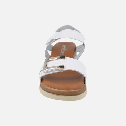 Sandalias de piel con cierre de velcro y adorno metálico
