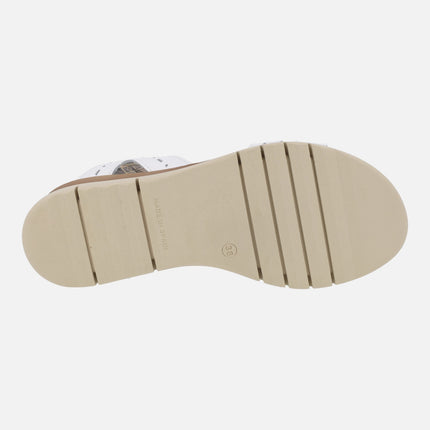 Sandalias de piel con cierre de velcro y adorno metálico