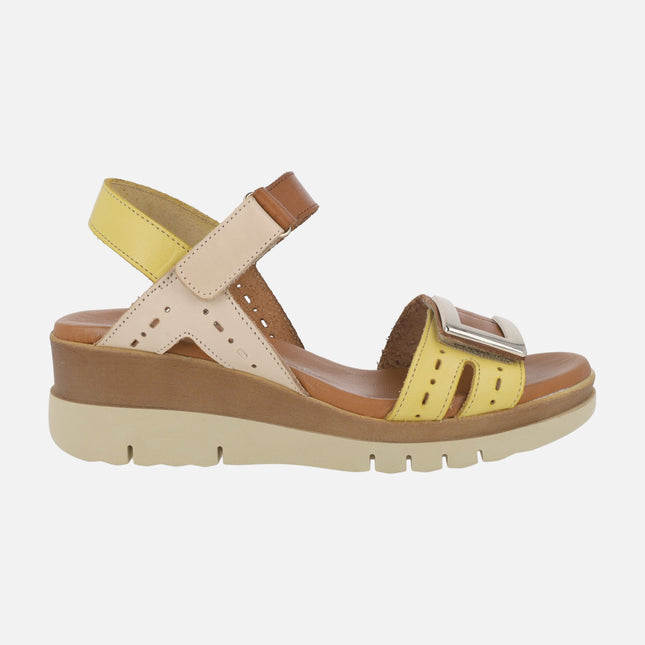 Sandalias de piel con cierre de velcro y adorno metálico