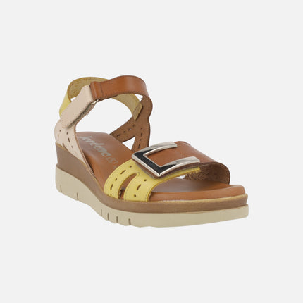 Sandalias de piel con cierre de velcro y adorno metálico