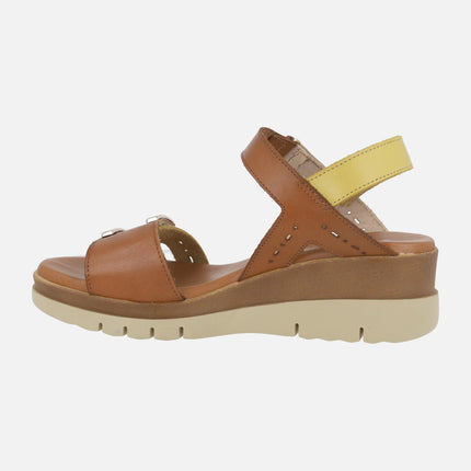 Sandalias de piel con cierre de velcro y adorno metálico