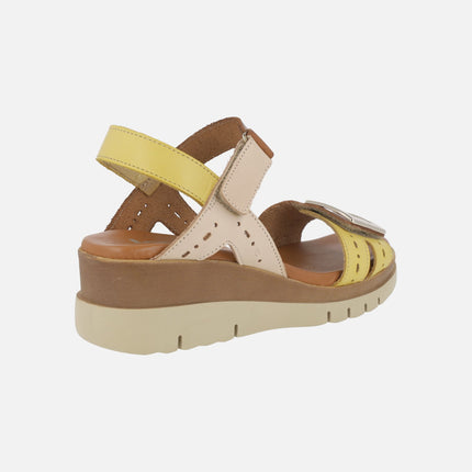 Sandalias de piel con cierre de velcro y adorno metálico