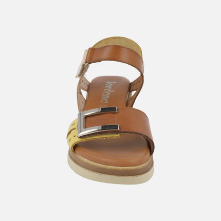 Sandalias de piel con cierre de velcro y adorno metálico