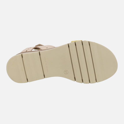 Sandalias de piel con cierre de velcro y adorno metálico