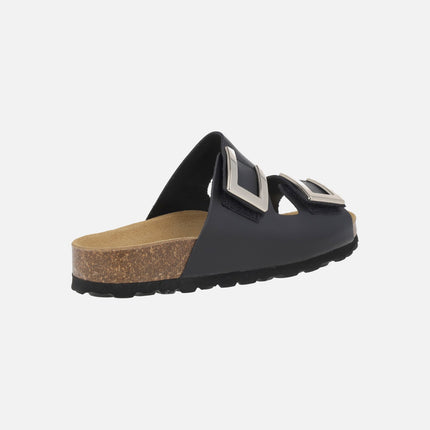 Sandalias negras de piel estilo bio con velcros y adornos metálicos