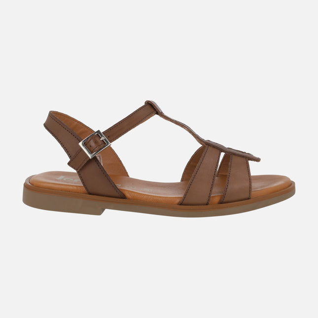 Sandalias planas de piel en color marrón con cierre de hebilla