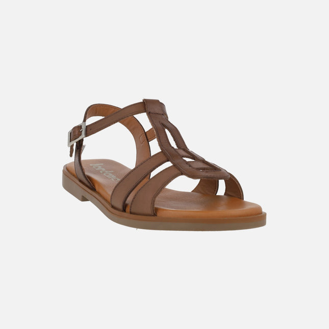 Sandalias planas de piel en color marrón con cierre de hebilla