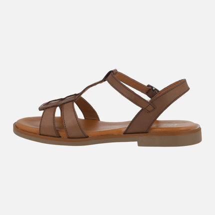 Sandalias planas de piel en color marrón con cierre de hebilla