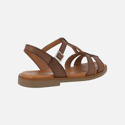 Sandalias planas de piel en color marrón con cierre de hebilla