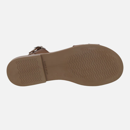 Sandalias planas de piel en color marrón con cierre de hebilla