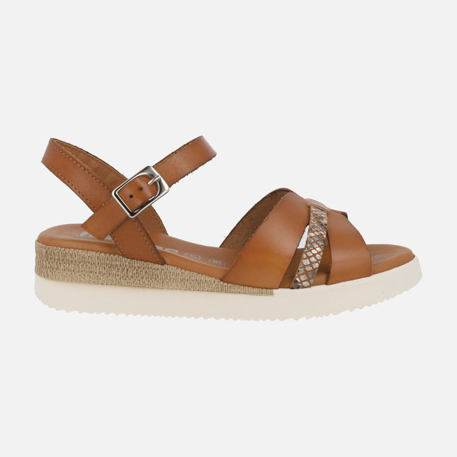Sandalias de cuña baja en color cuero con tira metalizada print serpiente