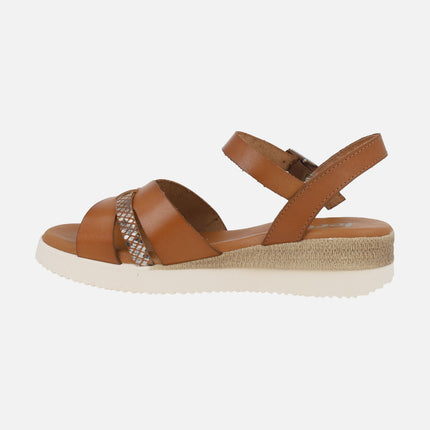 Sandalias de cuña baja en color cuero con tira metalizada print serpiente