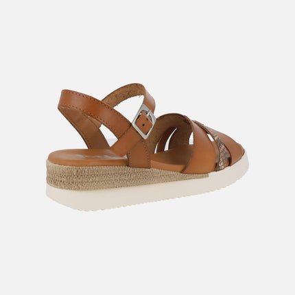Sandalias de cuña baja en color cuero con tira metalizada print serpiente