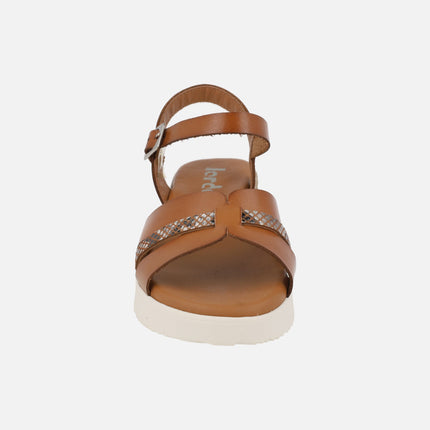 Sandalias de cuña baja en color cuero con tira metalizada print serpiente