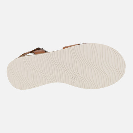 Sandalias de cuña baja en color cuero con tira metalizada print serpiente