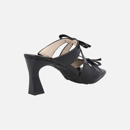 Sandalias destalonadas de piel Rosa con detalle de lazos