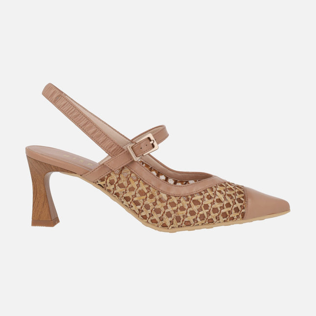 Zapatos de tacón destalonados en combinado de piel y rafia