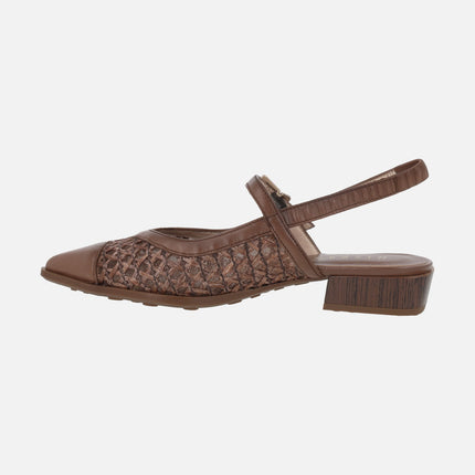 Bailarinas destalonadas con tacón bajo en piel y tejido rafia