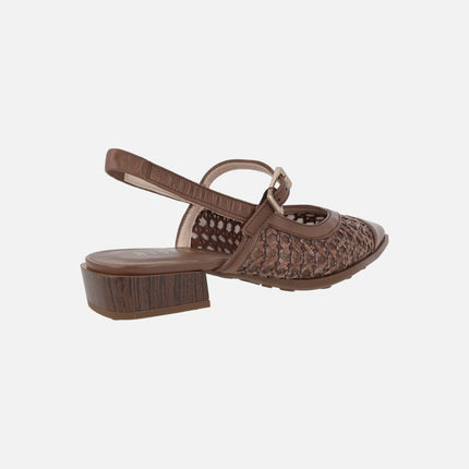 Bailarinas destalonadas con tacón bajo en piel y tejido rafia