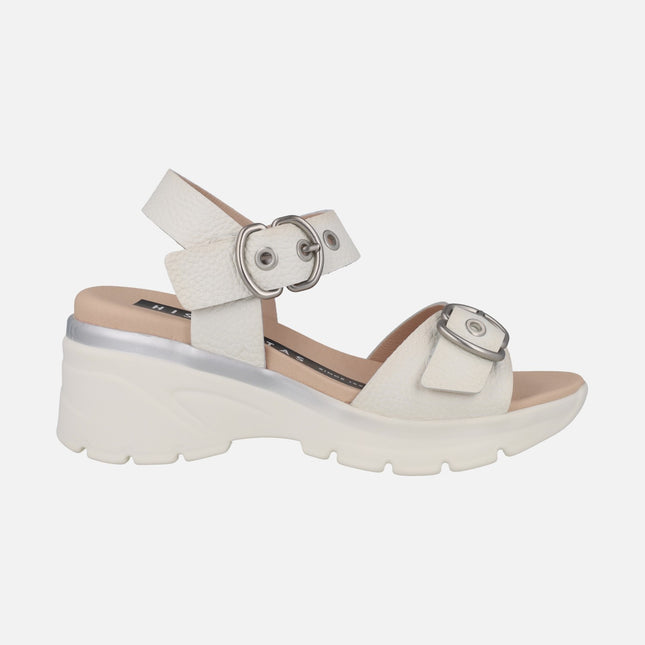 Sandalias blancas de piel con detalle de hebillas y cuña media