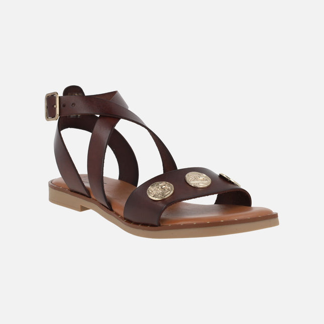 Sandalias marrones de piel con adorno de monedas color oro