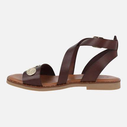 Sandalias marrones de piel con adorno de monedas color oro