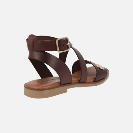 Sandalias marrones de piel con adorno de monedas color oro