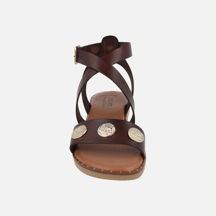 Sandalias marrones de piel con adorno de monedas color oro