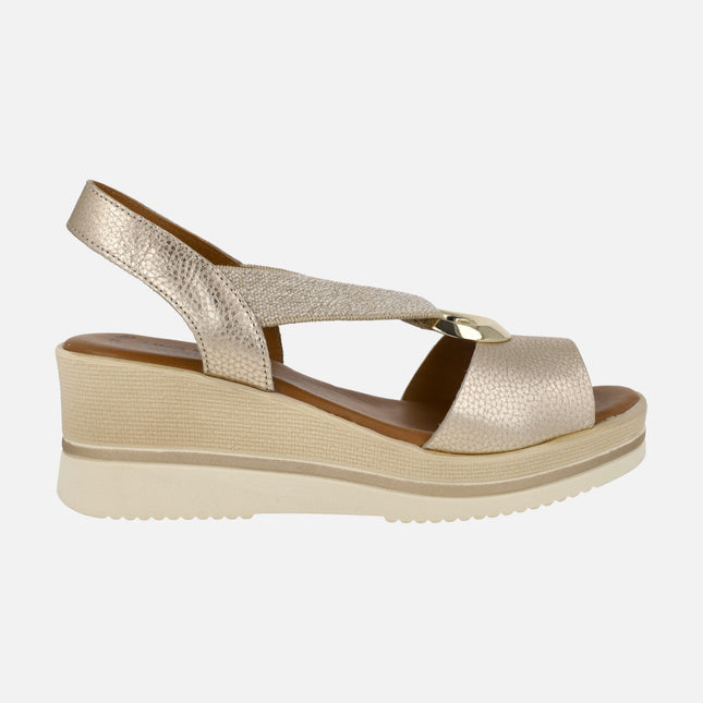 Sandalias metalizadas con cuña y adorno circular