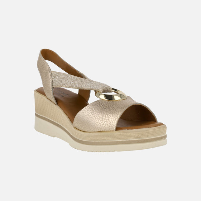 Sandalias metalizadas con cuña y adorno circular