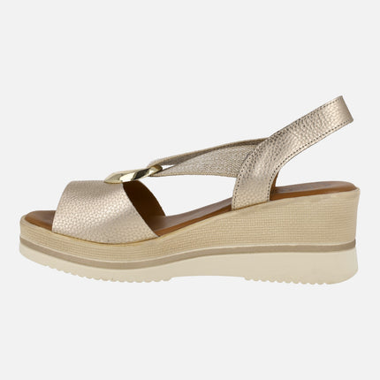Sandalias metalizadas con cuña y adorno circular