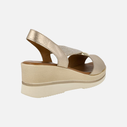 Sandalias metalizadas con cuña y adorno circular